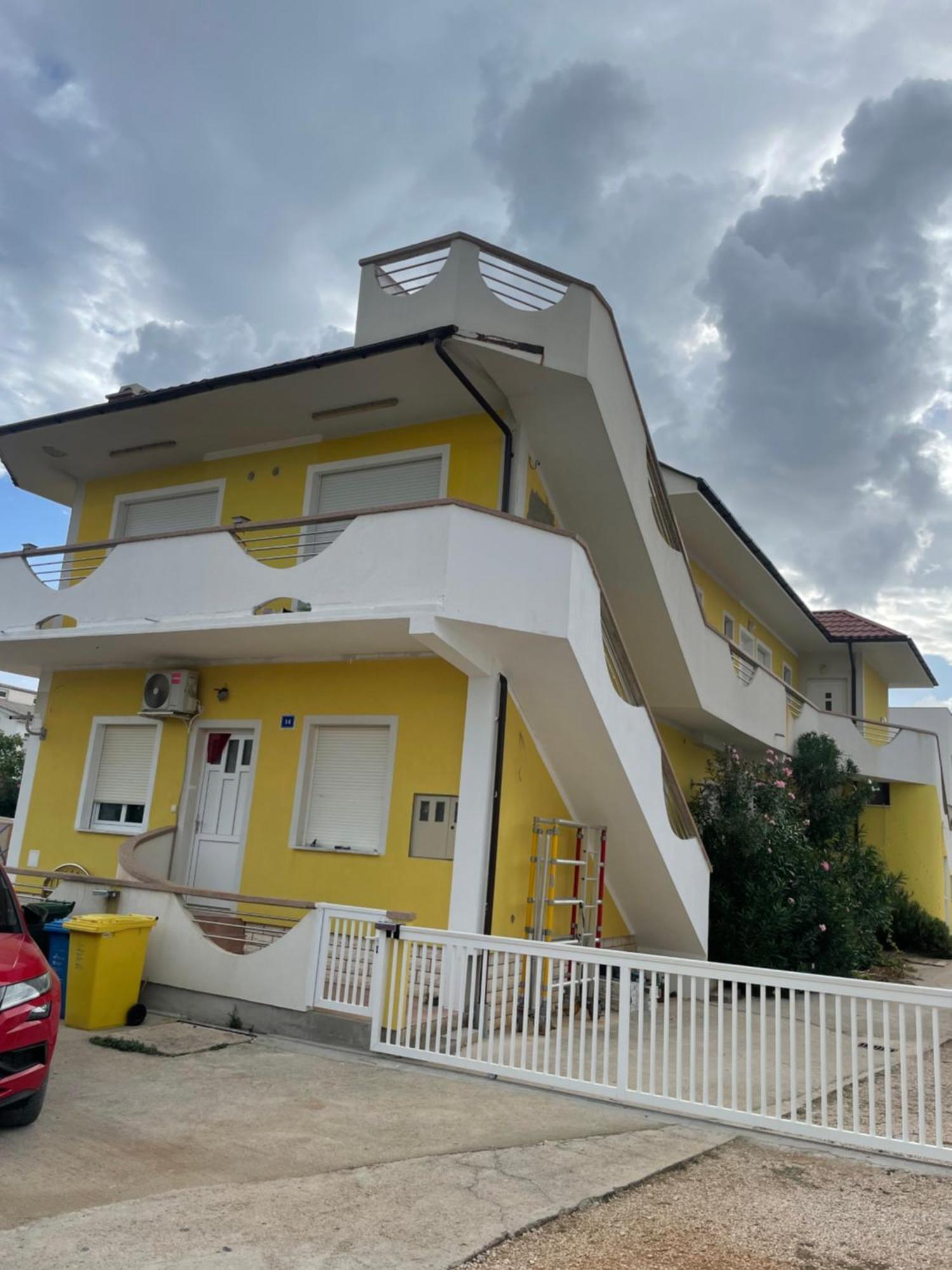 Elia Apartment *